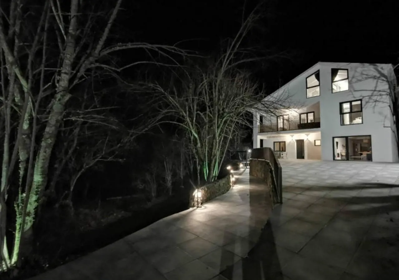 villamarel-fachada-noche-3622